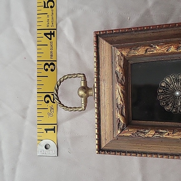 Vintage Colony Accents Cameo with Metal Art Wall Art - Picture 13 of 13